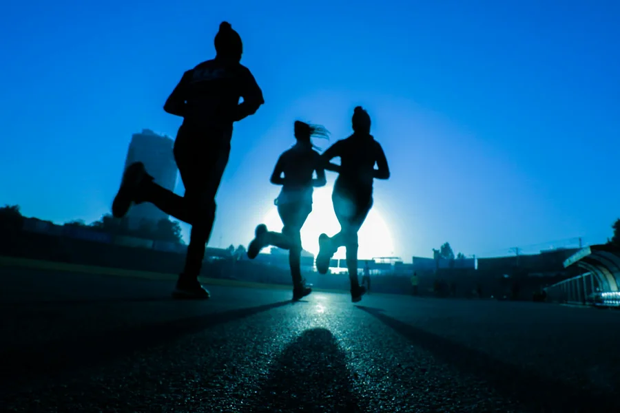 户外道路上的跑步者